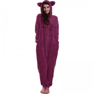 Naisten Punainen Onsie-pyjama, joka on koottu eläinten korvilla